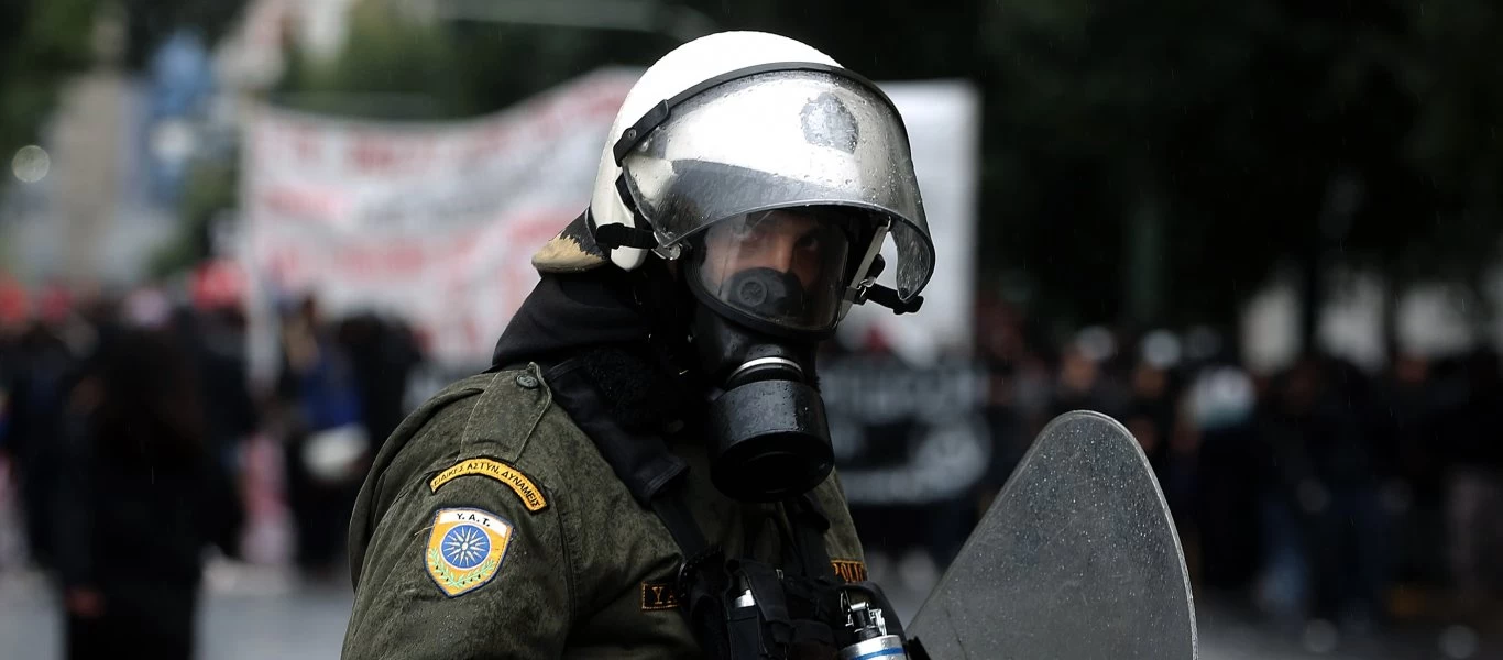 ΑΠΟΚΛΕΙΣΤΙΚΟ - Βίντεο αίσχους: ΜΑΤ εμποδίζουν υδροφόρες και εθελοντές πυροσβέστες να μπουν στον οικισμό της Βαρυμπόμπης